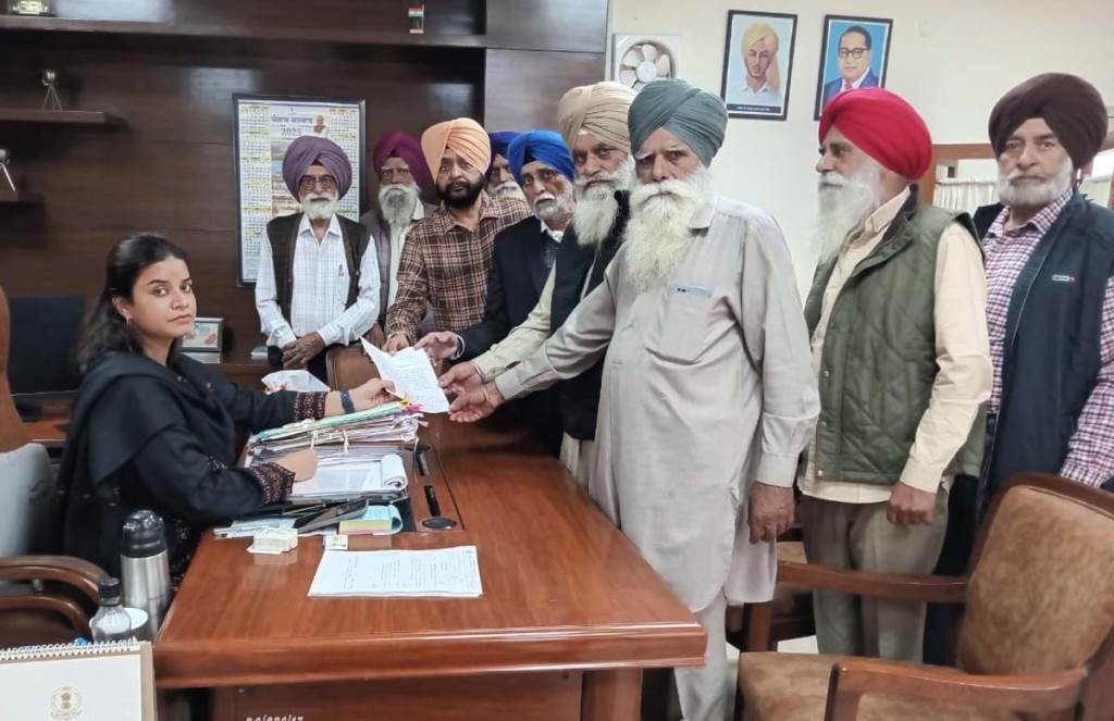 Progressive Front Punjab led by ADC Mohali submitted a memorandum to ADC Mohali demanding removal of liquor vend and premises near Anaj Mandi Kharar